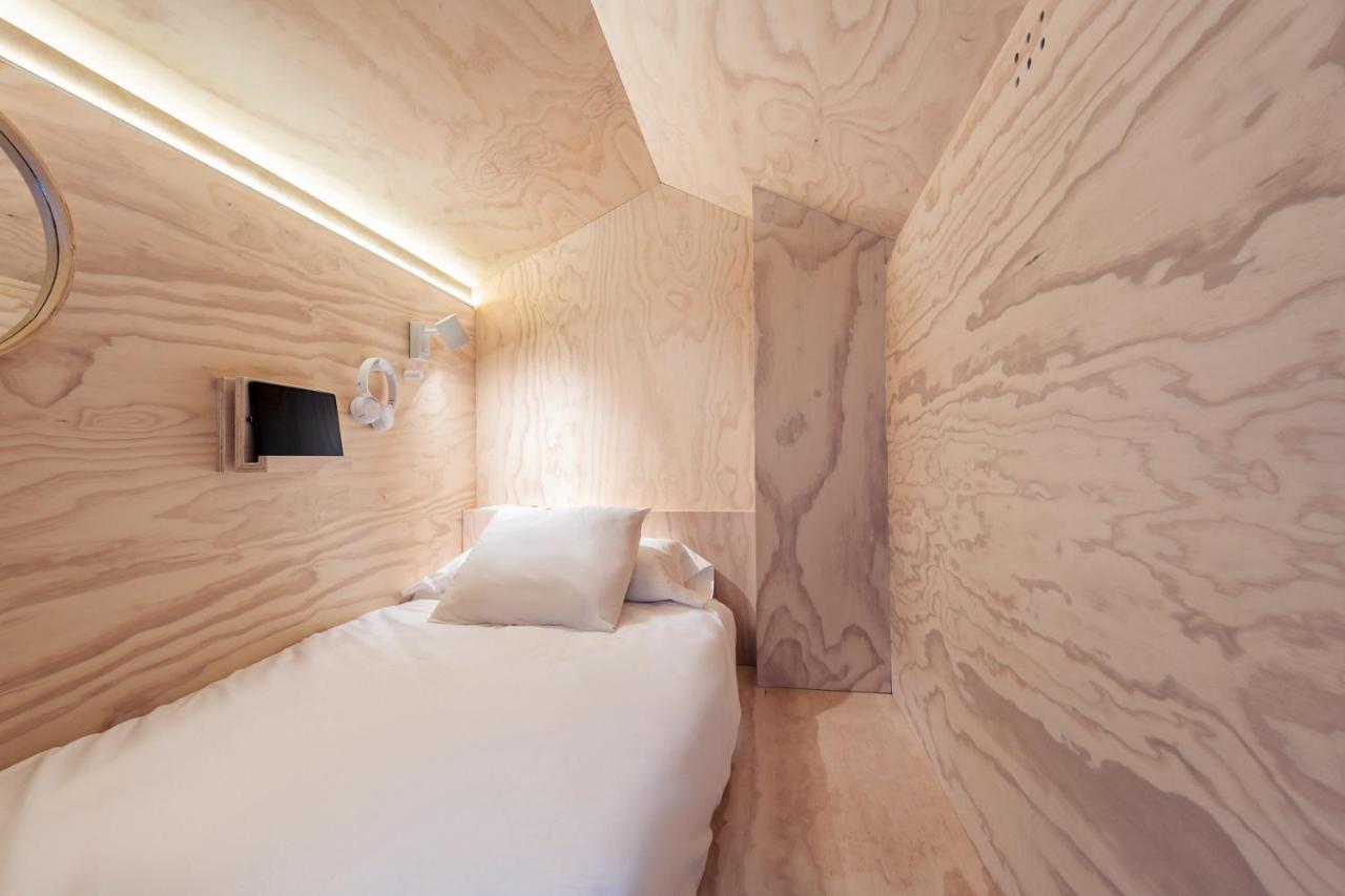 Lit Simple dans Dortoir Mixte